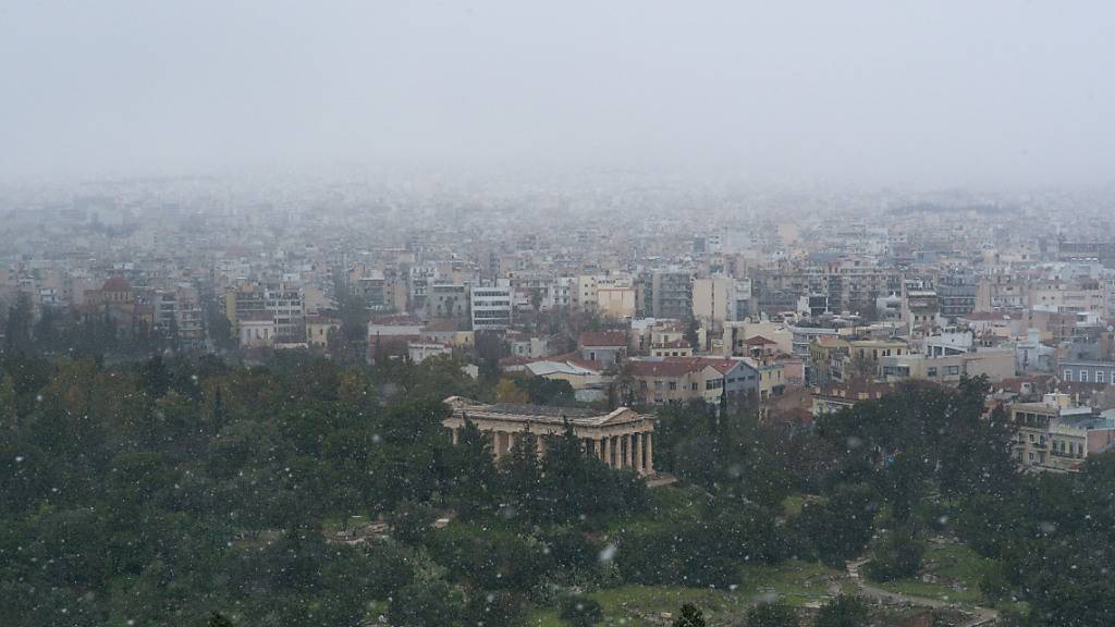 Schnee fällt auf die griechische Hauptstadt Athen. Foto: Pierre Berthuel/Le Pictorium Agency via ZUMA/dpa