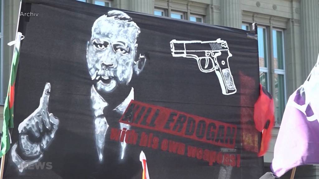 Aussergewöhnlicher Prozess nächste Woche: Vier Aktivisten stehen wegen „Kill Erdoğan“-Plakat vor Gericht