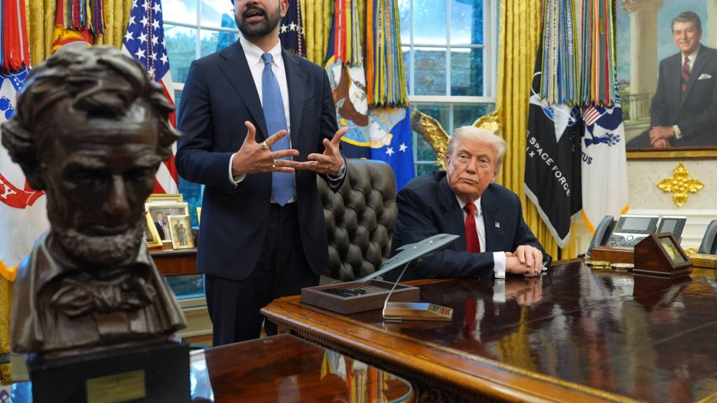 US-Präsident Donald Trump (r) empfängt den neu gewählten Bürgermeister von New York City, Zohran Mamdani, im Oval Office des Weißen Hauses. Foto: Evan Vucci/AP/dpa