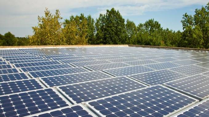 Stadt Biel beteiligt sich an Solarenergieprojekt im Bözingenfeld