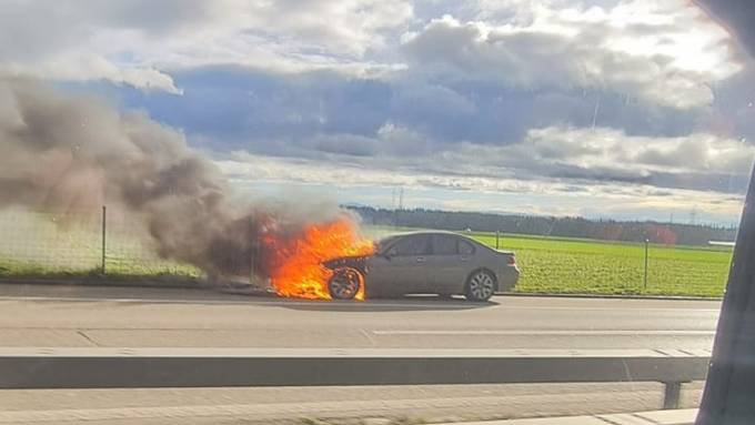 Auto brennt auf der A1 – Stau im Weihnachtsverkehr