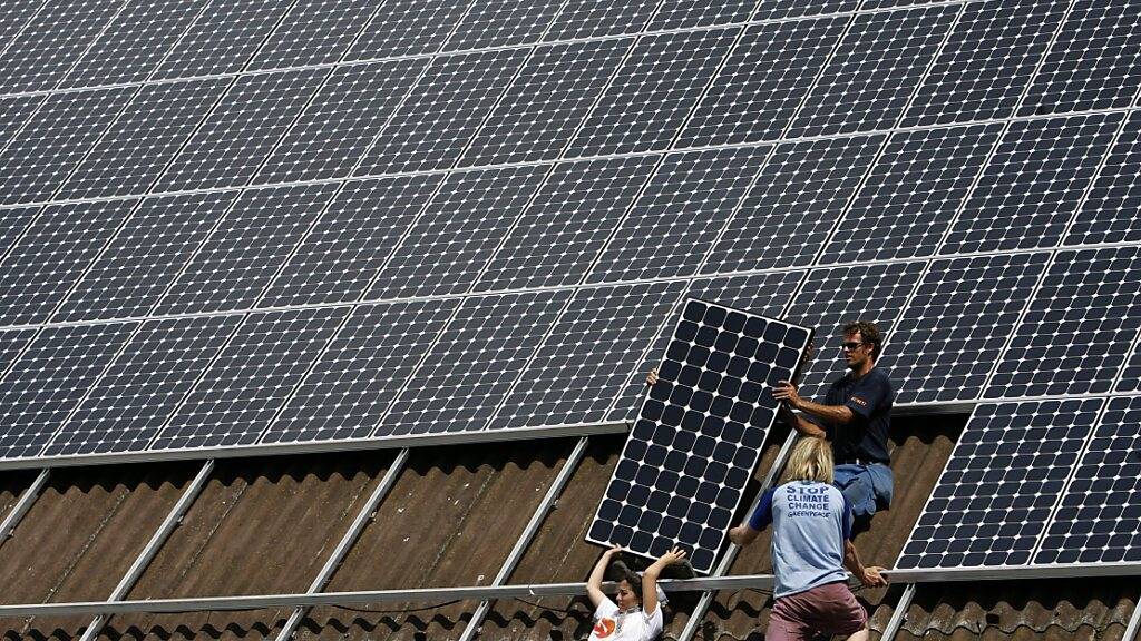 Die St. Galler Grünen wollen auch für bestehende Bauten eine Solaranlagen-Pflicht einführen. (Symbolbild)