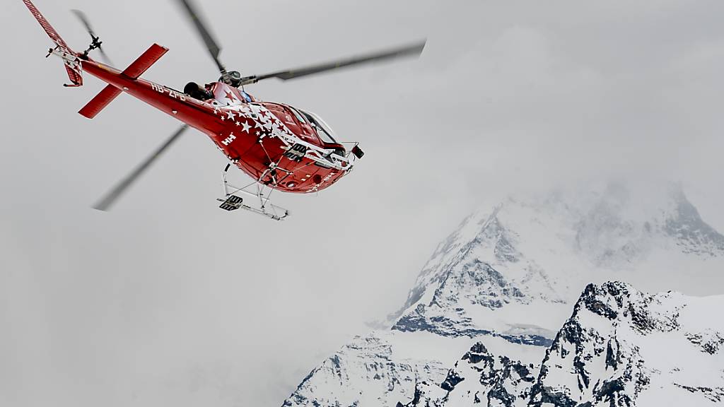 Im Kanton Wallis ist bei einem Helikopterunfall eine Person ums Leben gekommen. Ein zweiter Insasse des Helikopters hat den Unfall überlebt. Die Air Zermatt und Retter zu Fuss waren nach dem Unfall im Einsatz. (Symbolbild)