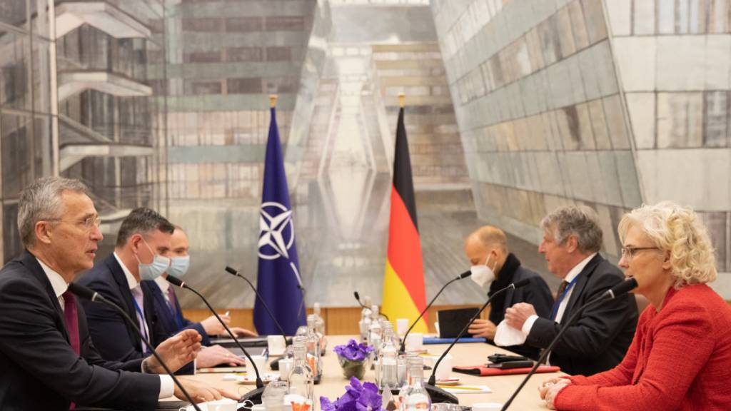  Jens Stoltenberg (l), Nato-Generalsekretär, und Christine Lambrecht (SPD, r), Verteidigungsministerin aus Deutschland, während eines Treffens im Nato-Hauptquartier. Foto: -/NATO/dpa
