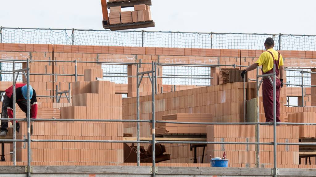Das Baugewerbe steuert laut Gewerkschaften auf einen harten Arbeitskampf zu. Trotz mehreren Verhandlungsrunden zum neuen Landesmantelvertrag sei keine Einigung in Sicht. (Archivbild)