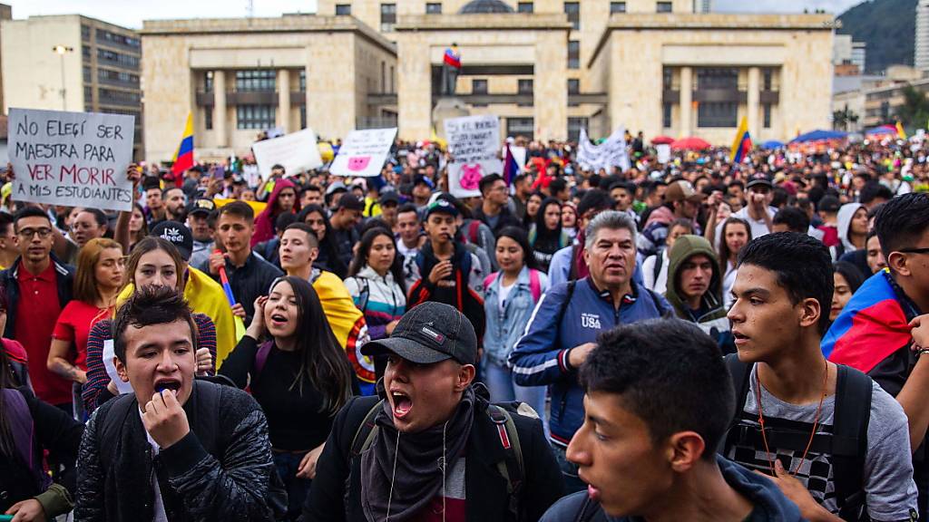 Erneut haben zehntausende Menschen in Kolumbien gegen die Regierung demonstriert. (Foto: Juan Zarama/ EPA Keystone)