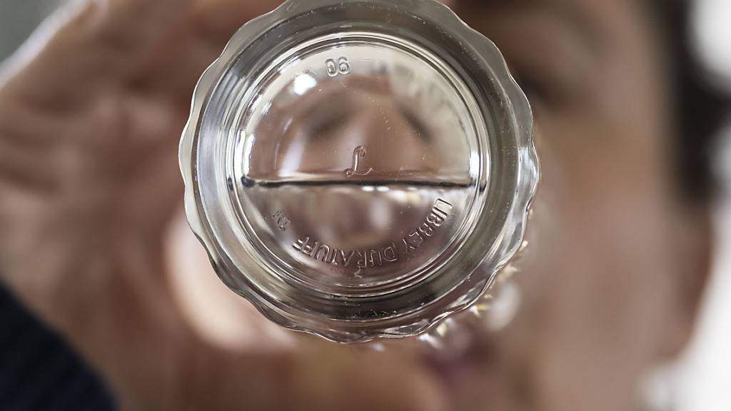 Das Schweizer Leitungswasser ist in knapp der Hälfte der Grundwasser-Messstellen mit polyfluorierte Alkylverbindungen (Pfas) belastet. (Symbolbild)