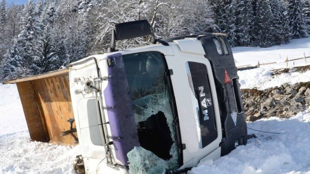 Dieser mit Steinen beladene Lastwagen ist am Montag bei Alpnach einen Hang hinuntergestürzt. Der Chauffeur verlor dabei sein Leben.
