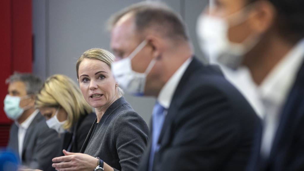 Gesundheitsdirektorin Natalie Rickli erklärt mit Behördenvertretern am Montag wie der Kanton Zürich Interessierte gegen Corona impfen will.