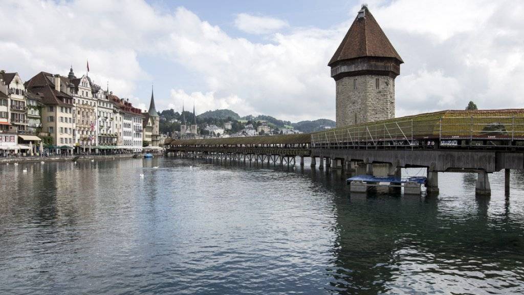 Das Dach der Kapellbrücke in Luzern wird nach gut 20 Jahren saniert (Archiv)