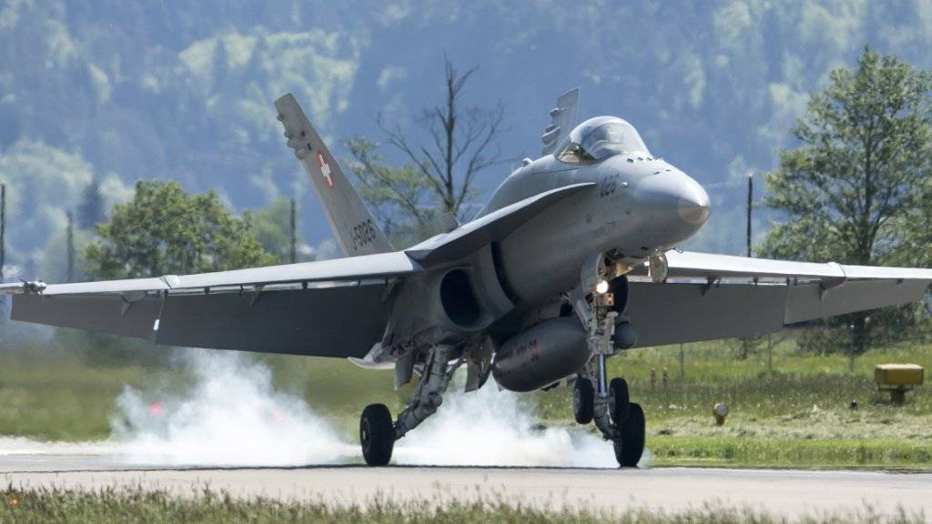 Eine F/A-18 der Schweizer Luftwaffe - ihren Lärm hörten sich Bundesverwaltungsrichter am Dienstag im Berner Oberland an. (Archivbild)