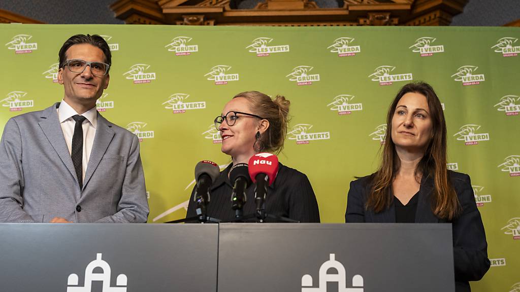 Der Grüne Freiburger Nationalrat Gerhard Andrey (links) kommentiert seine Kandidatur für den Bundesrat, daneben Grünen-Fraktionschefin Aline Trede (NR/BE) und die abtretende Ständerätin Adèle Thorens Goumaz (VD), Leiterin der Prüfungskommission (rechts).