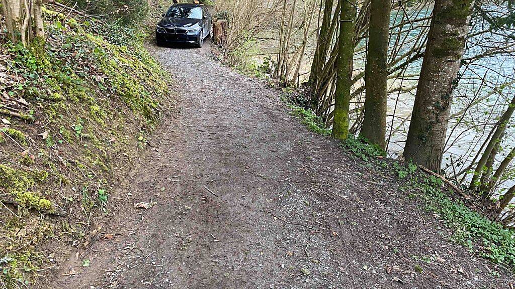 Autolenker befährt in Oberägeri ZG Fussweg und bleibt stecken