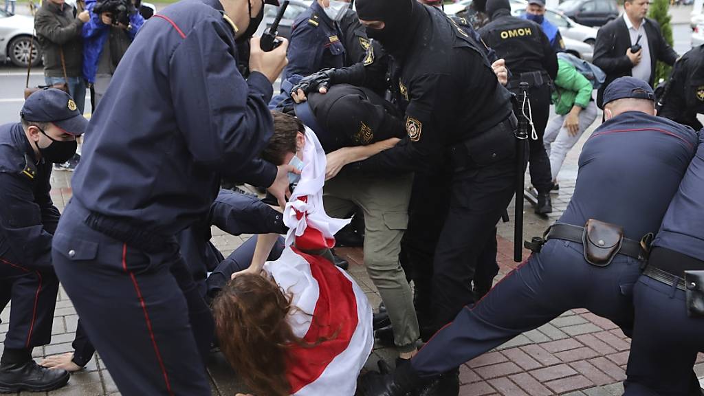 Polizisten nehmen bei einem Protest in der belarussischen Hauptstadt Minsk einen Demonstranten fest. Foto: Uncredited/AP/dpa