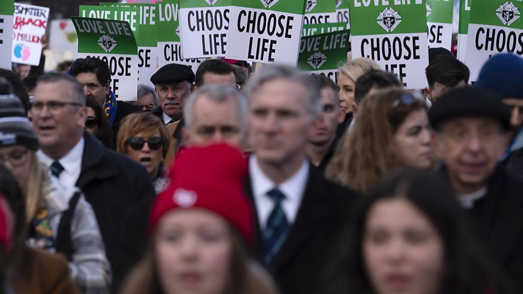 ARCHIV - Abtreibungsgegner beim «March for Life» («Marsch für das Leben») am 20.01.2023 in Washington. Foto: Jose Luis Magana/AP/dpa
