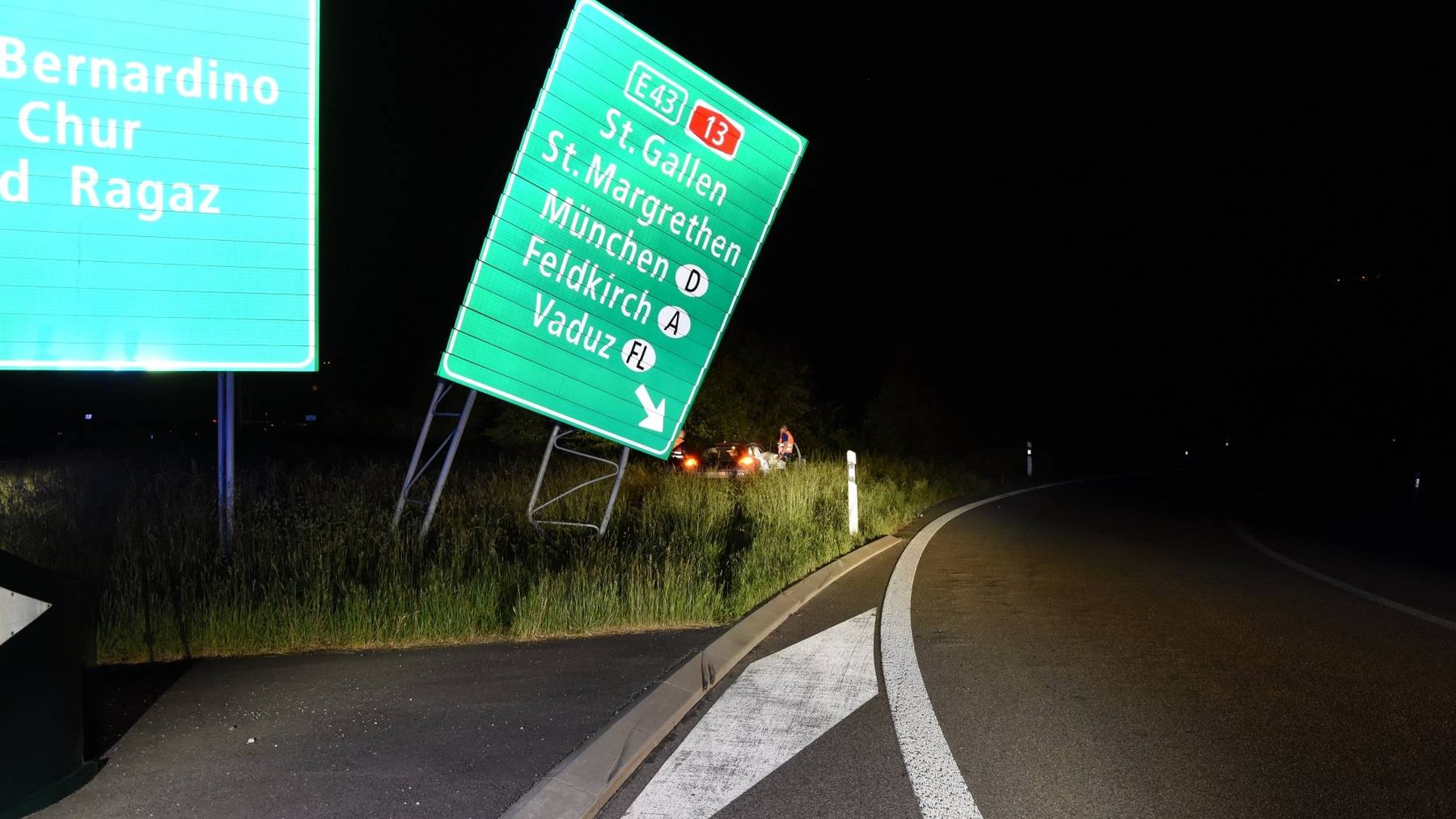 Nach dem Unfall stimmt immerhin noch die Richtung: Signalisation auf der Autobahnkreuzung Sarganserland.