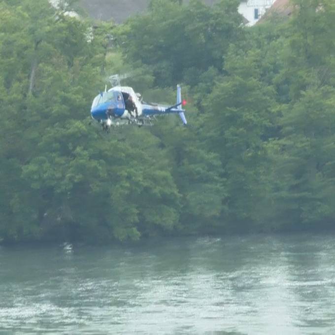 Kapo-Helikopter sucht nach Vermisstem (37) im Rhein