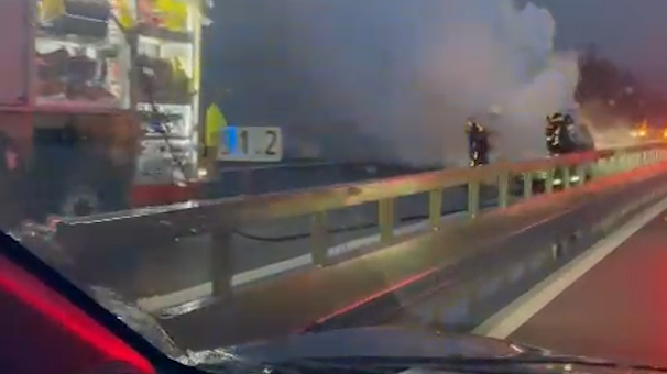 Flammen auf der Autobahn A1: Auto brennt komplett aus