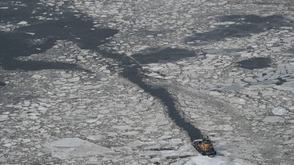 ARCHIV - Ein Boot bewegt sich, während Eis auf dem Hudson River schwimmt (Archivbild). Foto: Yuki Iwamura/AP/dpa