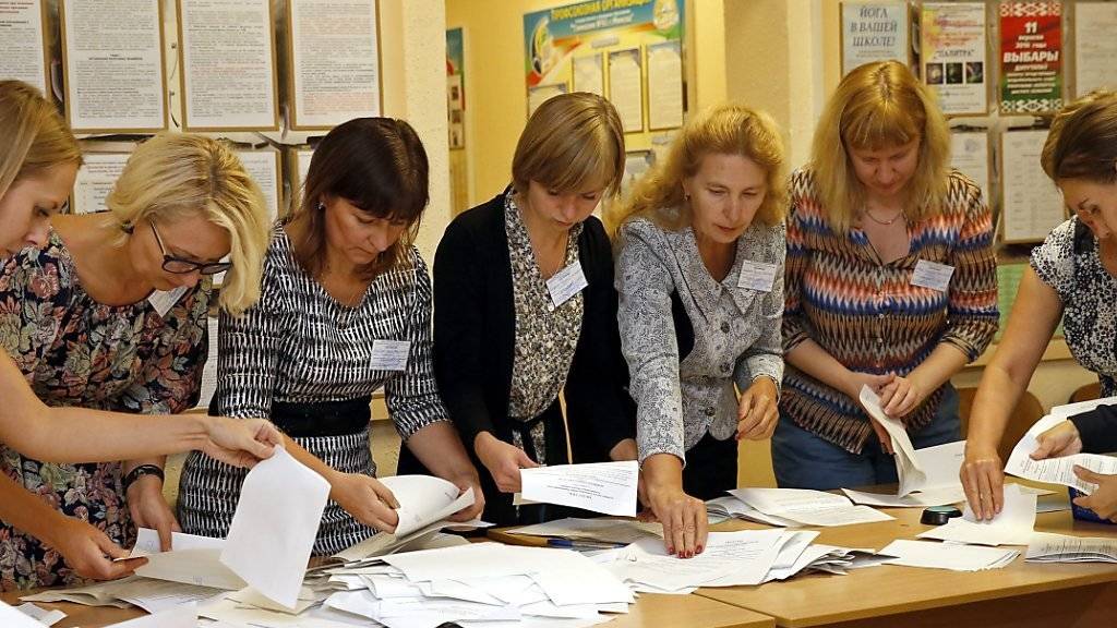 Stimmenzählerinnen in Minsk.