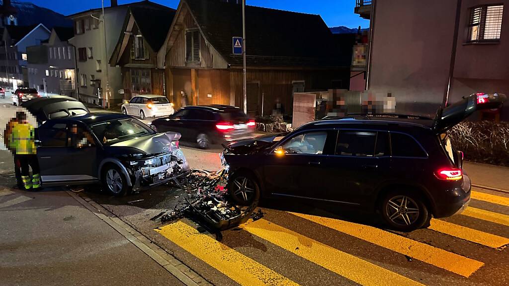 Die beiden Autos stiessen in Gommiswald SG frontal zusammen.