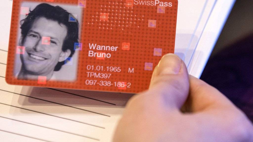 Für die Allianz der Konsumentenschutz-Organisationen ist der SwissPass ein unausgereiftes Projekt, das für grosse Verärgerung sorgt. (Archivbild)