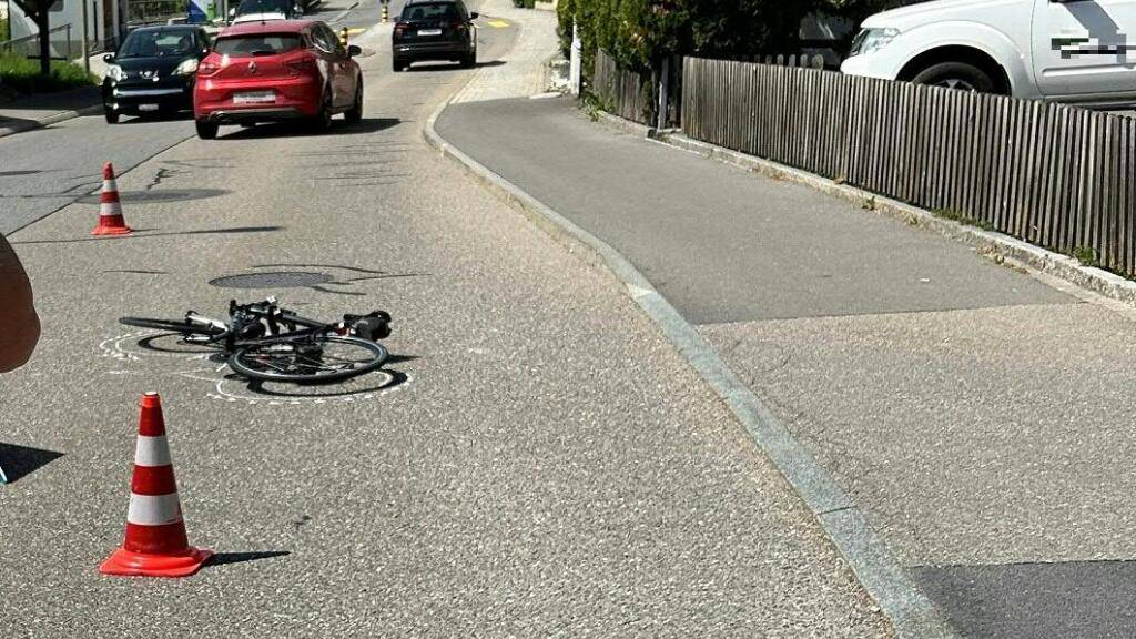 Der 85-jährige Velofahrer erlitt beim Unfall in Sellenbüren ZH mittelschwere Verletzungen.