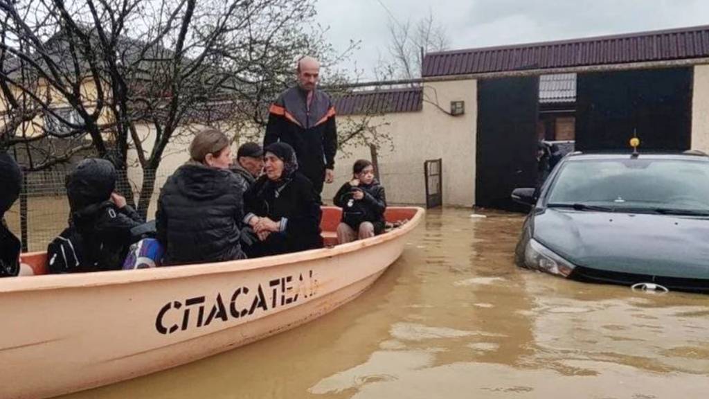 HANDOUT - Einsatzkräfte des russischen Katastrophenschutzes, die Menschen aus einem überfluteten Gebiet im Derbent-Distrikt der Republik Dagestan evakuieren. Die Rettungsaktion erfolgt vor dem Hintergrund von Überschwemmungen, die in der Region zu Evakuierungen und Hilfseinsätzen geführt haben. Foto: Uncredited/Russian Emergency Ministry Press Service/AP/dpa - ACHTUNG: Nur zur redaktionellen Verwendung im Zusammenhang mit der aktuellen Berichterstattung und nur mit vollständiger Nennung des vorstehenden Credits