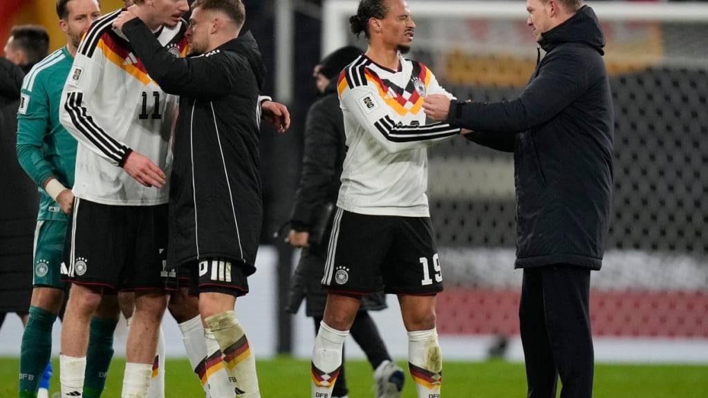 Julian Nagelsmann (rechts) qualifiziert sich mit Deutschland für die WM 2026