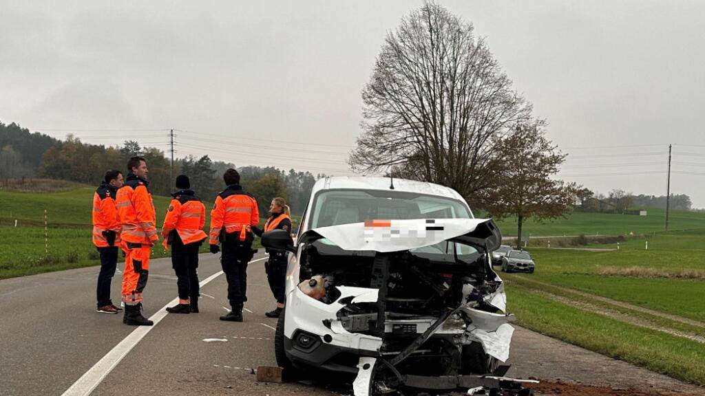 In Humlikon ZH kollidierten zwei Autos miteinander.