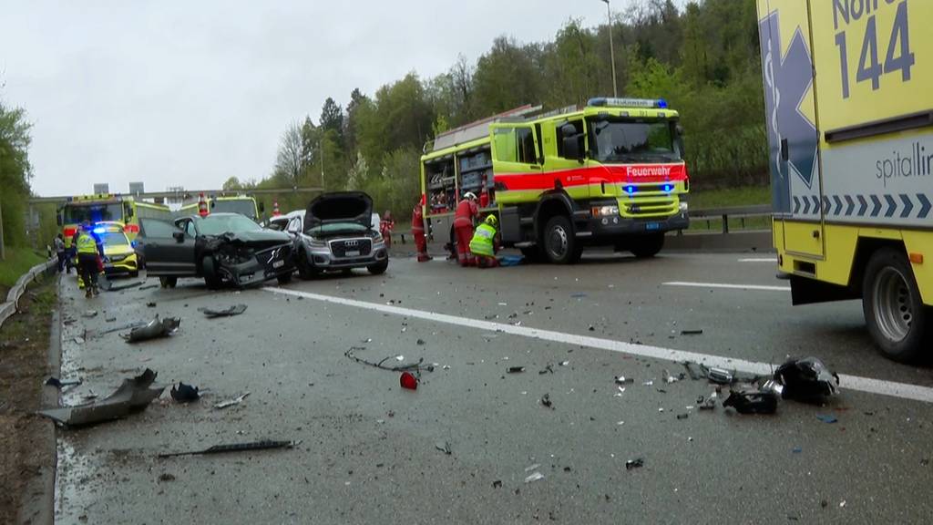 Schwerer Unfall auf der A3 bei Urdorf – mehrere Verletzte, Autobahnabschnitt gesperrt