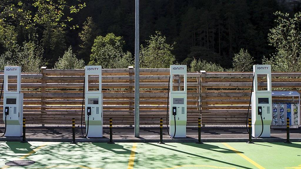 Elektroautos benötigen ein dichtes Netz an Ladestationen. Die Gotthard Raststätte an der Autobahn A2 in Erstfeld verfügt über diverse solche Stationen. Weltweit führend ist Norwegen. (Archivbild)