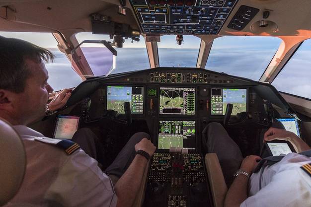 This is what the cockpit of the Federal Council plane looks like: the 2015 Dassault Falcon 900 on its way to a state visit to Ethiopia.