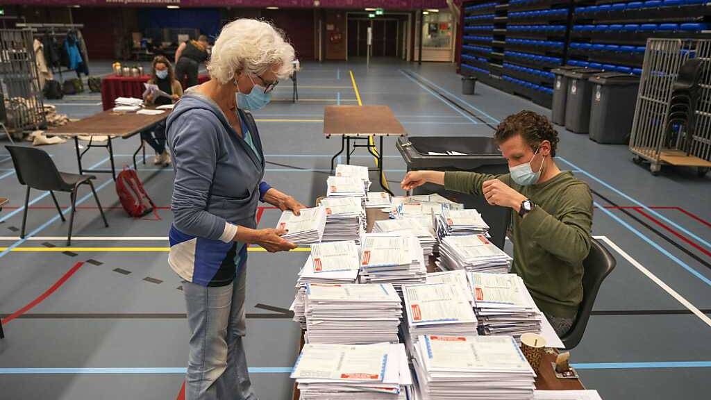 Zwei Personen sortieren in Nijmegen Wahlscheine.