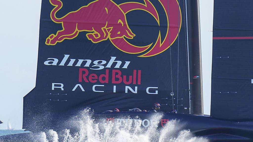 Alinghi Red Bull Racing segelt in den Halbfinals