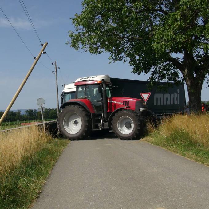 Sattelschlepper und Traktor prallen zusammen – Strommast beschädigt 