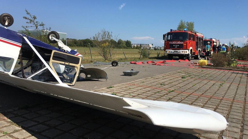 Das Flugzeug blieb auf dem Rücken liegen.