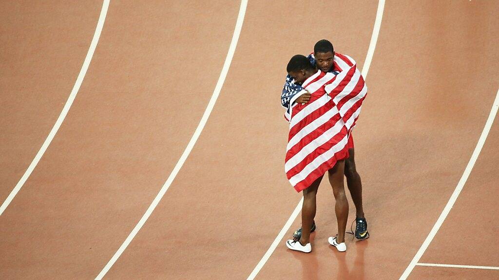 Bronze-Mann Trayvon Bromell (vorne) hüllt sich an den Weltmeisterschaften in Peking 2015  mit Silber-Gewinner Justin Gatlin in die US-Flagge ein.