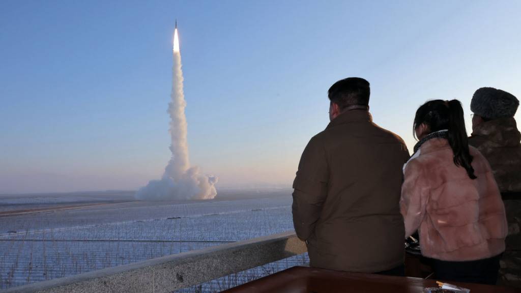 HANDOUT - Kim Jong Un (l.), Machthaber in Nordkorea, und seine Tochter Ju Ae (2.v.l), beim Beobachten eines Tests einer atomwaffenfähige Interkontinentalrakete (ICBM) vom Typ Hwasong-18. Foto: KCNA/KNS/dpa - ACHTUNG: Nur zur redaktionellen Verwendung und nur mit vollständiger Nennung des vorstehenden Credits