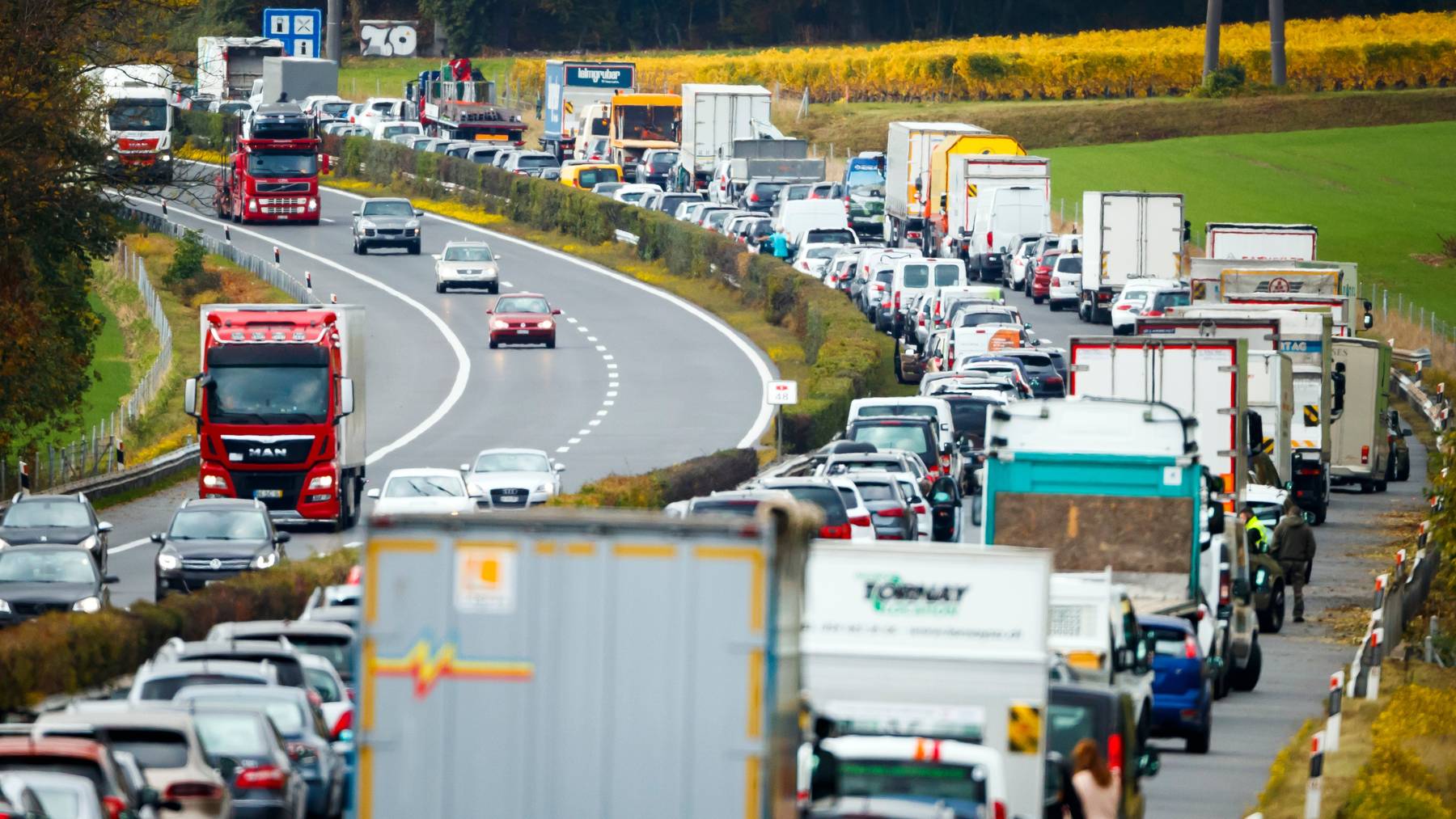 Der Lastwagenverkehr durch die Schweiz hat leicht abgenommen.