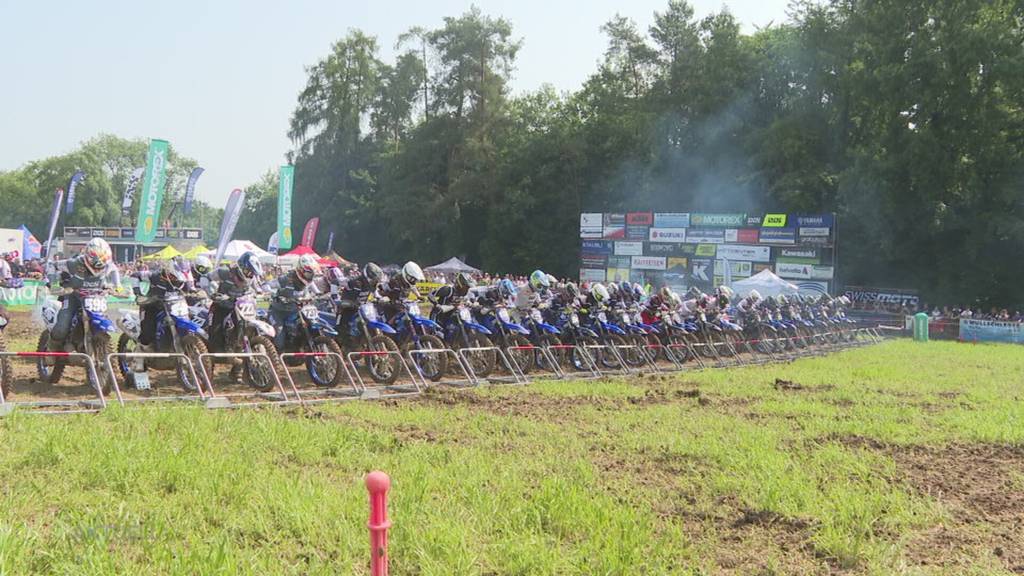 Adrenalin pur: Beim traditionellen Motocross-Rennen in Muri messen sich waghalsige Fahrer