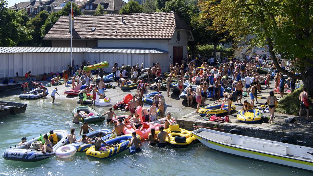 Viele Menschen steigen mit ihren Booten nach dem Marzili aus der Aare. Links hinten: Das Vereinshaus des Pontonierfahrvereins der Stadt Bern.