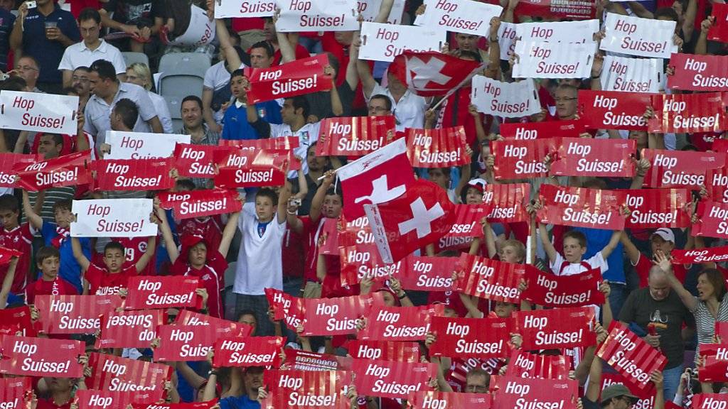 Die Schweizer Fussball-Fans werden beim Besuch der WM-Spiele in Russland von fedpol-Experten begleitet. Diese werden zur Sicherheit rund um die Schweizer Spiele beitragen. (Archivbild)