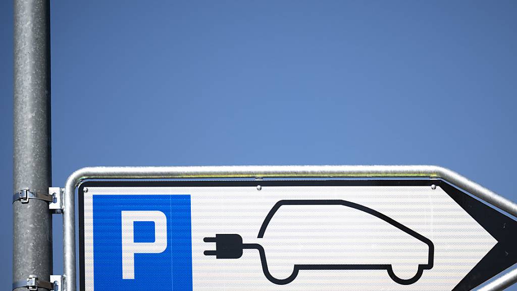 Ein Schild zeigt an, wo sich eine Ladestation für das Auto befindet. (Archivaufnahme)