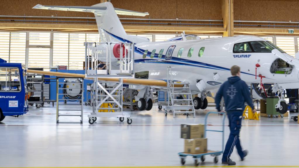 Ein Flugzeug des Typ PC 24 von den Pilatus Flugzeugwerken steht in einer Produktionshalle in Stans NW. Dieser Typ wird wieder in die USA exportiert. (Archivbild)