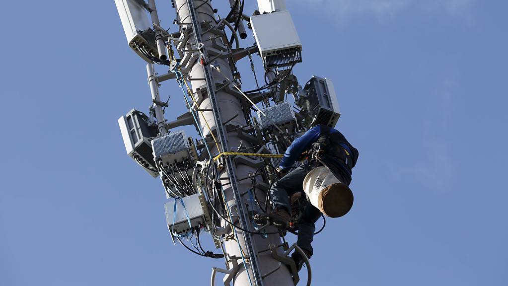 Erneut wurden die Mobilfunknetze von Swisscom und Sunrise von der Fachzeitschrift «Connect» mit dem Prädikat «überragend» ausgezeichnet. Salt rückt aber spürbar an die beiden anderen Telekom-Anbieter heran. (Archivbild)