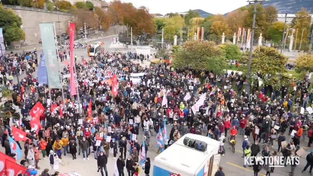 Tausende Menschen demonstrieren in Genf gegen Lohnkürzungen