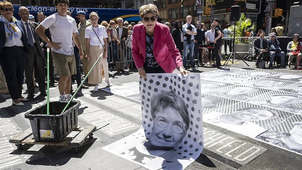 Bundesrätin Viola Amherd klebte ihr Porträt neben den Porträts von UN-Friedenssoldaten am Times Square in New York auf den Boden.