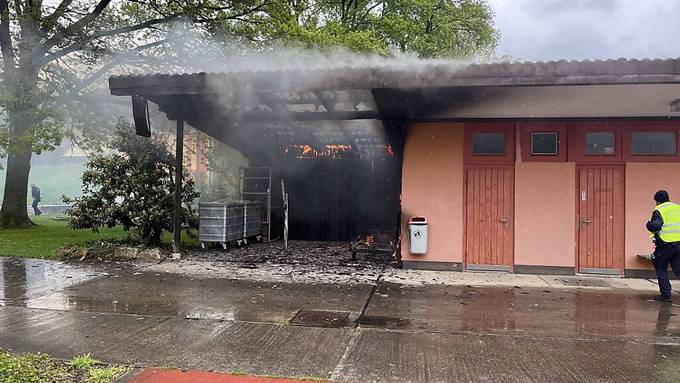 War es Brandstiftung? Feuer in ehemaligem Fussball-Clubhaus ausgebrochen
