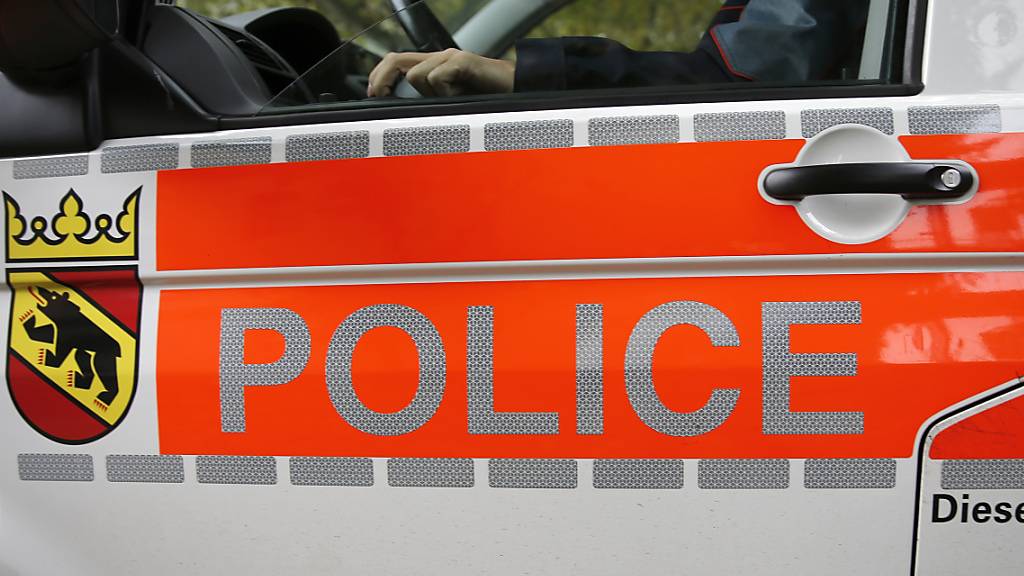 Die Berner Kantonspolizei ist am Freitagnachmittag zu einem tödlichen Unfall nach Boltigen BE ausgerückt: Eine Motorradlenkerin war dort frontal mit einem Auto kollidiert. (Archivbild)